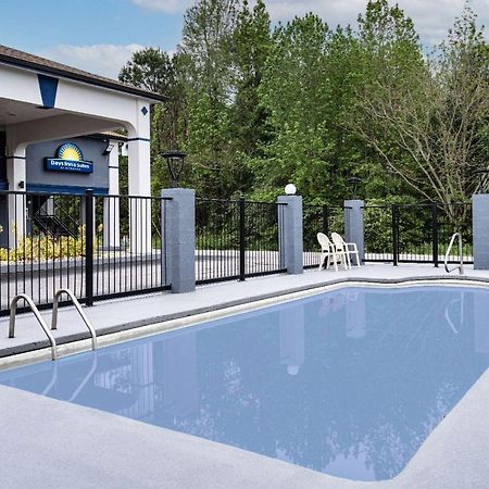 Days Inn By Wyndham Hamilton Екстериор снимка