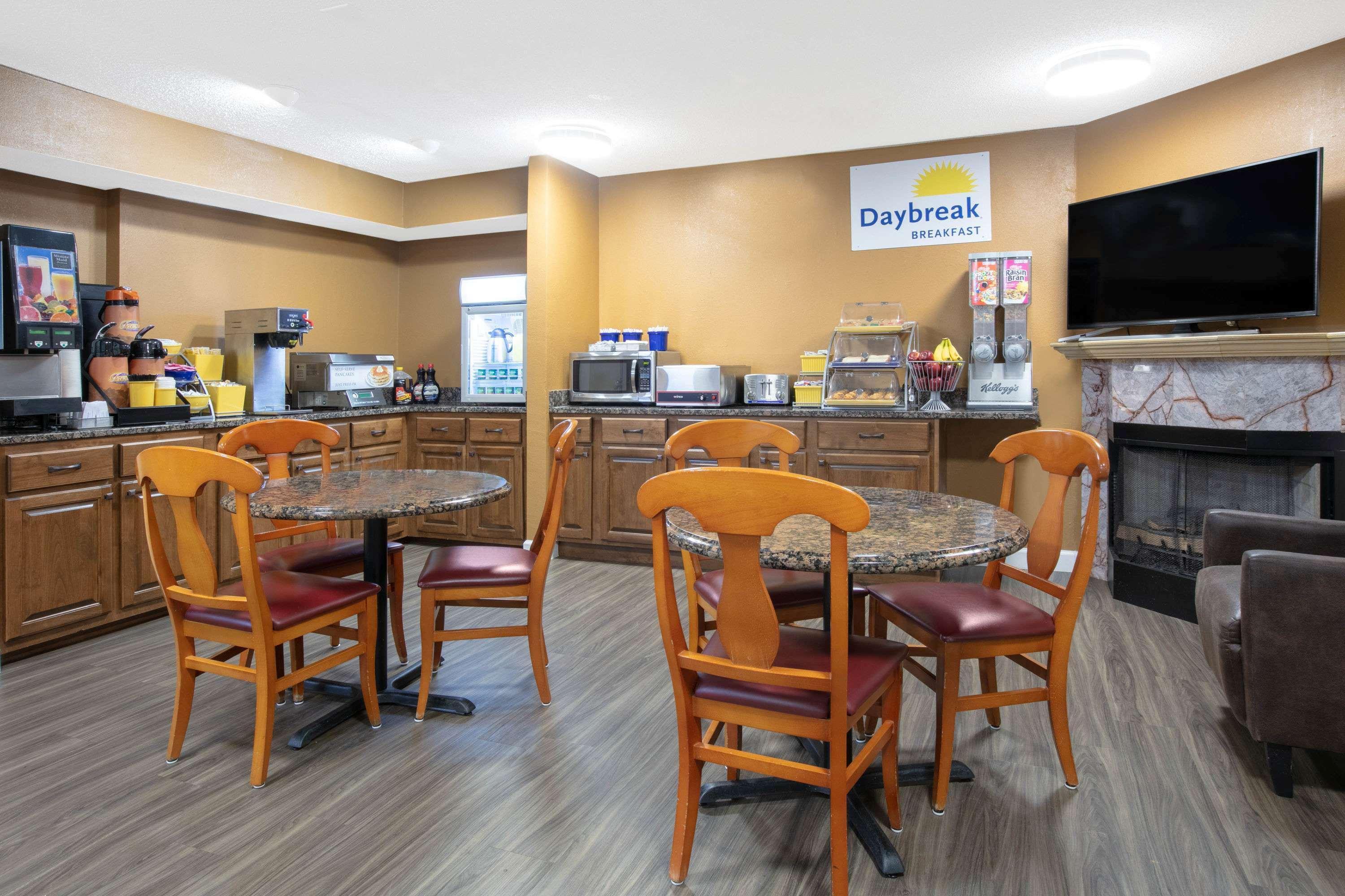 Days Inn By Wyndham Hamilton Екстериор снимка