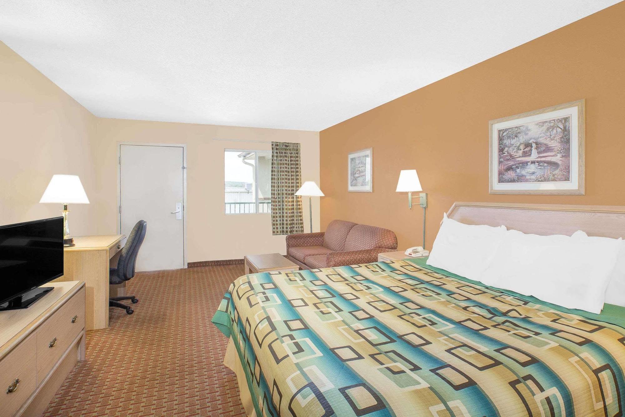 Days Inn By Wyndham Hamilton Екстериор снимка